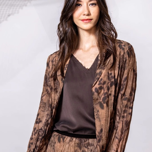 go by gosilk Crinkle Cut Jacket and Skirt Set in Chai Society 100% Silk Size M - Picture 3 of 16